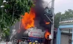 TPHCM: Xe bồn chở chất lỏng bốc cháy dữ dội trong khu dân cư