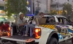 [Clip] Nhóm người ngang nhiên ăn uống trên thùng xe bán tải giữa đường TPHCM