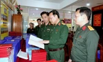 Lãnh đạo Ban Thanh niên Quân đội kiểm tra hệ thống sổ sách, văn bản phục vụ công tác PBGDPL cho thanh niên của Học viện Kỹ thuật Quân sự.