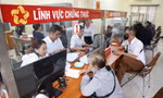 Cán bộ Trung tâm Phục vụ hành chính công phường Cầu Kiệu giải quyết hồ sơ, thủ tục cho dân. Ảnh: Ngô Tùng