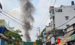 Cháy nhà trưa 25 tháng Chạp, khói đen bốc cao hàng chục mét