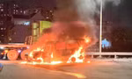 Ô tô tải van cháy đỏ rực khi đang được xe cứu hộ chở trên đường