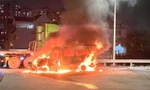 Ô tô tải van cháy đỏ rực khi đang được xe cứu hộ chở trên đường