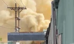Cháy lớn kho hàng ở TPHCM, khói đen cuộn kín trời 