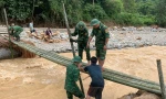 Bộ đội bắc cầu tạm vượt lũ, cứu trợ dân bản bị cô lập ở Nghệ An