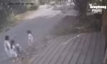 [Clip]: Ô tô tông văng người phụ nữ đi bộ cùng 3 trẻ nhỏ ở TPHCM