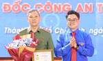 Thiếu tướng Tạ Văn Đẹp nhận kỷ niệm chương Vì thế hệ trẻ 