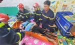 Cảnh sát giải cứu người đàn ông nặng 150 kg bị tai biến