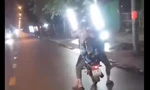 'Tổ lái' biểu diễn bốc đầu xe máy bị CSGT mời làm việc