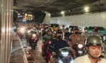 Tai nạn liên hoàn trong hầm Thủ Thiêm, giao thông ùn ứ kéo dài