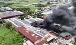 VIDEO: Cháy lớn công ty bao bì ở TPHCM, cột khói bốc cao hàng chục mét