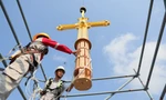 Lắp hai thánh giá mạ vàng 400 kg lên đỉnh tháp Nhà thờ Đức Bà 