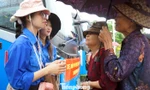 Thanh niên Hải Phòng dầm mưa hỗ trợ người dân đi xe 0 đồng tham quan triển lãm Quốc gia