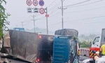 Xe tải lật ngang cầu, cửa ngõ Tây Bắc TPHCM ùn tắc kéo dài