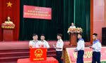 Cử tri đi bỏ phiếu tại khu vực bầu cử số 60. Ảnh: Mạnh Kiên