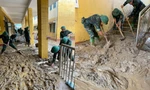 Bộ đội dầm mình trong bùn đất giúp dân sau đợt mưa lũ lớn