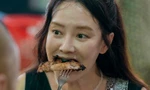 Bắt gặp minh tinh Hàn Quốc ăn trứng vịt lộn, thịt nướng trên đường phố Đà Nẵng 