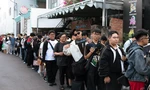 Xếp hàng dài chờ xem Phùng Khánh Linh
