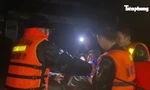 Chiến sĩ Hải quân và Biên phòng xuyên đêm ứng cứu người dân trong mưa lũ lớn