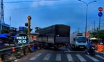 Thót tim cảnh xe tải ngang nhiên chạy ngược chiều ở TPHCM