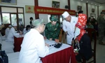 Quân y Việt Nam - Trung Quốc khám chữa bệnh cho nhân dân hai bên biên giới