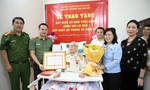 Trung tướng Mai Hoàng trao Huy hiệu 80 năm tuổi Đảng đến Đại tá Lê Hãn