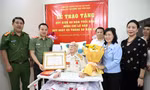 Trung tướng Mai Hoàng trao Huy hiệu 80 năm tuổi Đảng đến Đại tá Lê Hãn