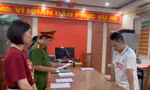 Nguyễn Thành Long (áo trắng) tại cơ quan công an.