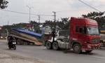 Xe đầu kéo đang lưu thông bất ngờ bị gãy trục, rơi rơ-moóc ra đường