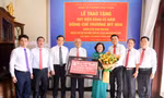Nguyên Phó Chủ tịch nước Trương Mỹ Hoa nhận Huy hiệu 65 năm tuổi Đảng 