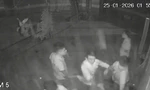 Camera ghi cảnh nam thanh niên bị nhóm người đánh gục tại nhà dân