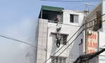 CLIP: Cứu hộ đu thang dây giải cứu nạn nhân vụ cháy nhà ở TPHCM
