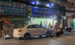 TPHCM: Ô tô mất lái tông xe máy trong đêm
