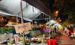 Từ tối 28 Tết, chợ hoa ở TPHCM đồng loạt 'xả hàng' giảm giá 30–70%