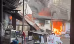 Cháy nhà dân sát chợ lúc sáng sớm ở TPHCM
