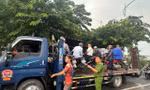 TPHCM ngập sâu, CSGT dùng xe chuyên dụng 'giải cứu' người đi đường