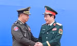 Bộ trưởng Quốc phòng Việt Nam và Campuchia duyệt đội danh dự, trồng cây hữu nghị tại khu vực biên giới