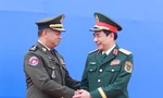 Bộ trưởng Quốc phòng Việt Nam và Campuchia duyệt đội danh dự, trồng cây hữu nghị tại khu vực biên giới