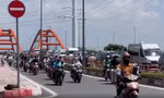 Đang đổ dốc cầu Bình Lợi, người đàn ông bất ngờ ngã xuống đường tử vong 