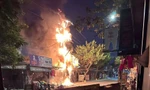 Trụ điện phát nổ, lửa thiêu rụi dãy cửa hàng đồ Tết ở TP.HCM