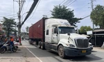 Người phụ nữ tử vong sau va chạm container trên 'tuyến đường tử thần'