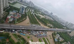 Hà Nội mưa dữ dội, nhiều tuyến phố ngập sâu, nút giao thông hóa 'ốc đảo'
