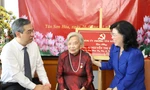 Cụ bà 96 tuổi nhận Huy hiệu 80 năm tuổi Đảng