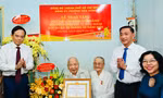 Bí thư Thành ủy TPHCM Trần Lưu Quang tặng Huy hiệu 80 năm tuổi Đảng đến cụ Tô Bửu Giám