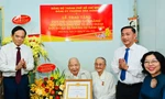 Bí thư Thành ủy TPHCM Trần Lưu Quang tặng Huy hiệu 80 năm tuổi Đảng đến cụ Tô Bửu Giám