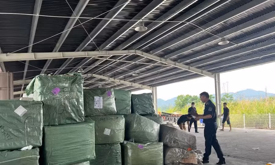 Bắt giữ 4 container hàng giả thương hiệu Louis Vuitton, Rolex, Chanel