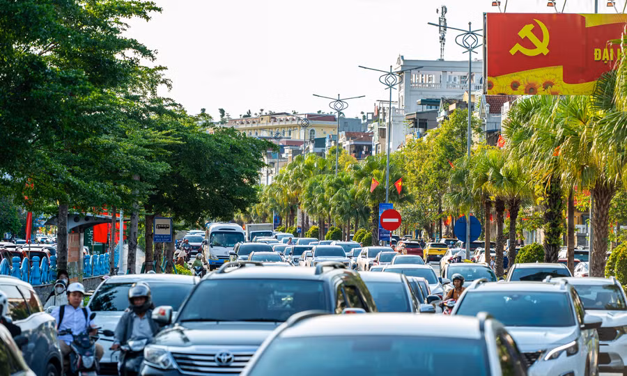 Phố biển Quảng Ninh chật kín phương tiện đổ về nghỉ lễ