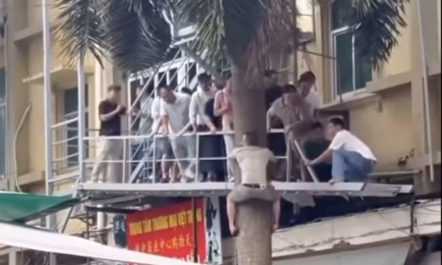Công an Lạng Sơn nói gì về clip cho rằng 'nhiều người đu cây tháo chạy khỏi casino'