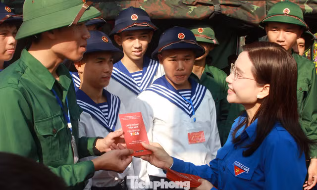 Bí thư T.Ư Đoàn Nguyễn Phạm Duy Trang thăm tân binh nhập ngũ, thanh niên công nhân tại TPHCM