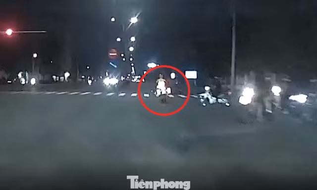 [CLIP] CSGT dẫn đường đưa xe chở sản phụ sắp sinh đến bệnh viện
